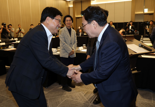 인사 나누는 최교진 교육부 장관·정근식 서울시교육감