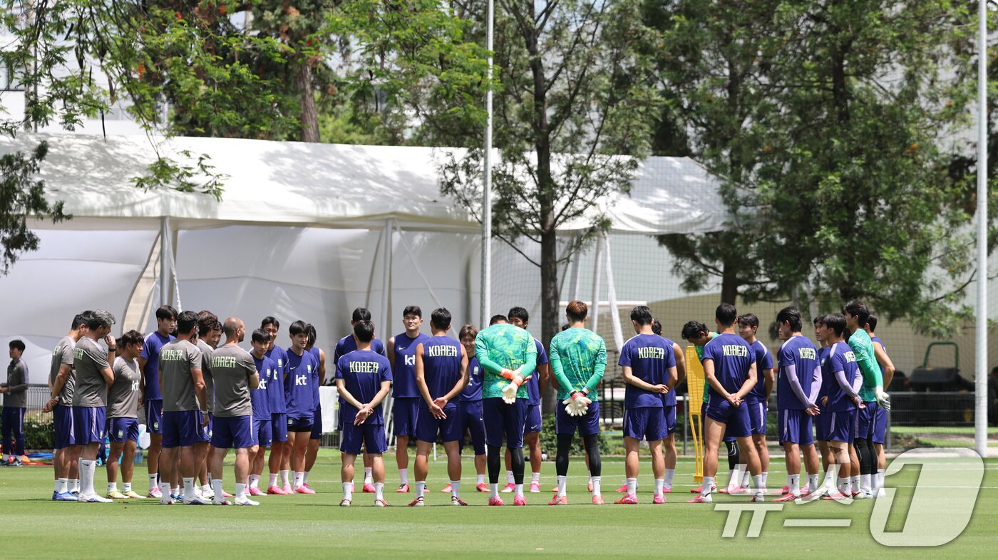 본문 이미지 - 한국 축구 국가대표팀 선수들이 15일(현지시간) 멕시코 과달라하라 인근 사포판 치바스 바예 베르데 훈련장에서 개최국 멕시코와의 월드컵 조별리그 2차전을 앞두고 훈련하고 있다. 2026.6.16 ⓒ 뉴스1 박지혜 기자