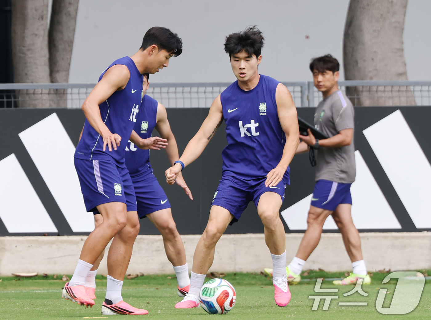 (과달라하라(멕시코)=뉴스1) 박지혜 기자 = 한국 축구 국가대표팀 손흥민과 김태현이 15일(현지시간) 멕시코 과달라하라 인근 사포판 치바스 바예 베르데 훈련장에서 개최국 멕시코와 …