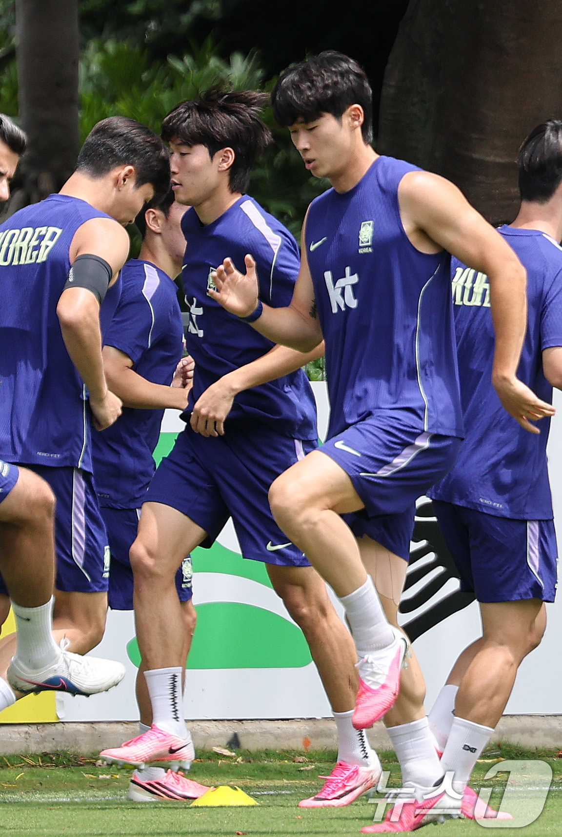 (과달라하라(멕시코)=뉴스1) 박지혜 기자 = 한국 축구 국가대표팀 배준호와 김태현이 15일(현지시간) 멕시코 과달라하라 인근 사포판 치바스 바예 베르데 훈련장에서 개최국 멕시코와 …