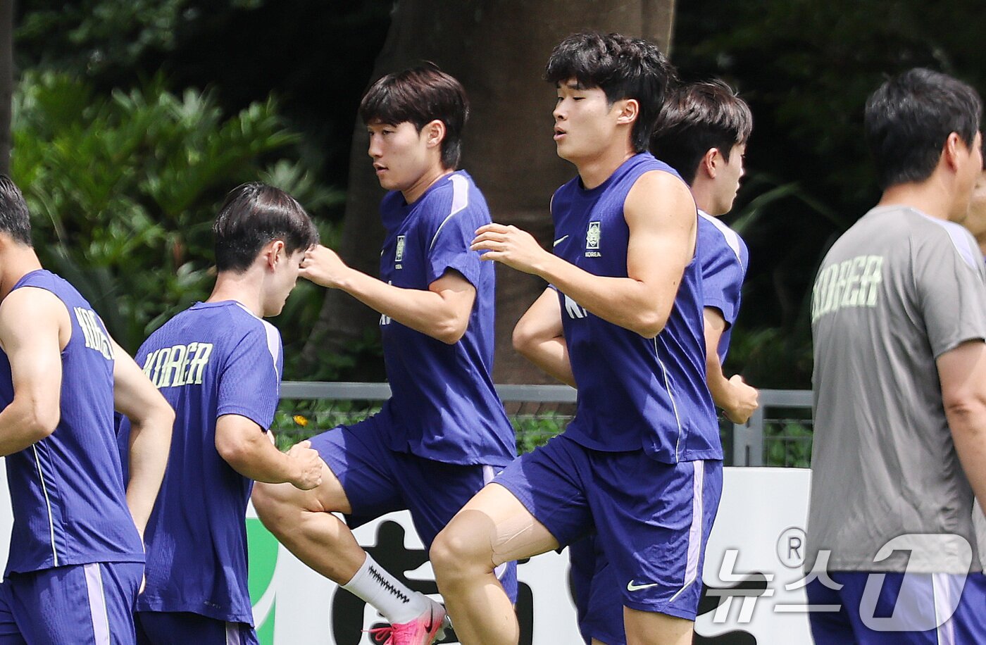 본문 이미지 - 한국 축구 국가대표팀 배준호와 김태현이 15일(현지시간) 멕시코 과달라하라 인근 사포판 치바스 바예 베르데 훈련장에서 개최국 멕시코와의 월드컵 조별리그 2차전을 앞두고 훈련에 매진하고 있다. 2026.6.16 ⓒ 뉴스1 박지혜 기자