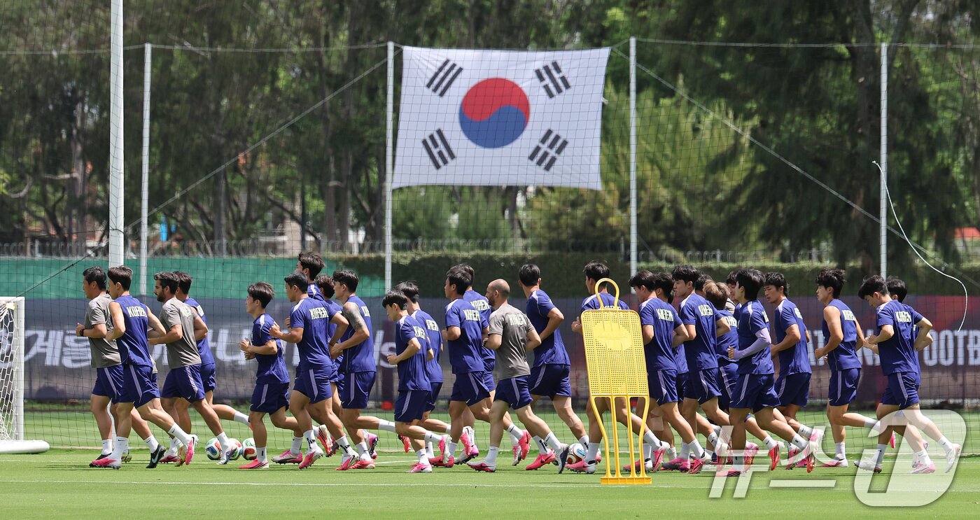 본문 이미지 - 2026 북중미 월드컵에 출전하는 대한민국 축구 국가대표팀 선수들이 15일(현지시간) 멕시코 과달라하라 인근 사포판에 위치한 베이스캠프 훈련장 치바스 바예 베르데에서 훈련을 하고 있다. 2026.6.16 ⓒ 뉴스1 임세영 기자