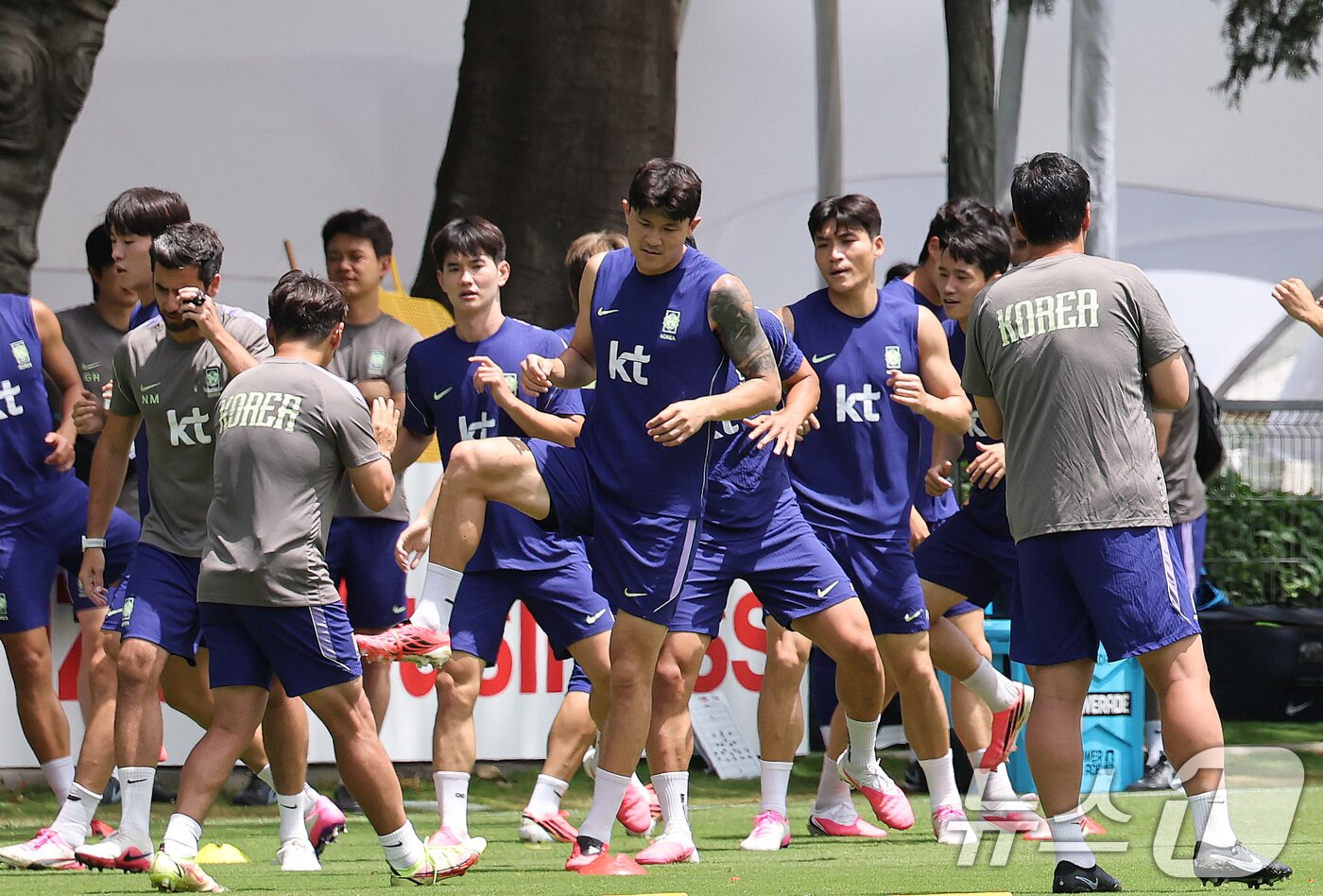 본문 이미지 - 2026 북중미 월드컵에 출전하는 대한민국 축구 국가대표팀 김민재가 15일(현지시간) 멕시코 과달라하라 인근 사포판에 위치한 베이스캠프 훈련장 치바스 바예 베르데에서 훈련을 하고 있다. 2026.6.16 ⓒ 뉴스1 임세영 기자