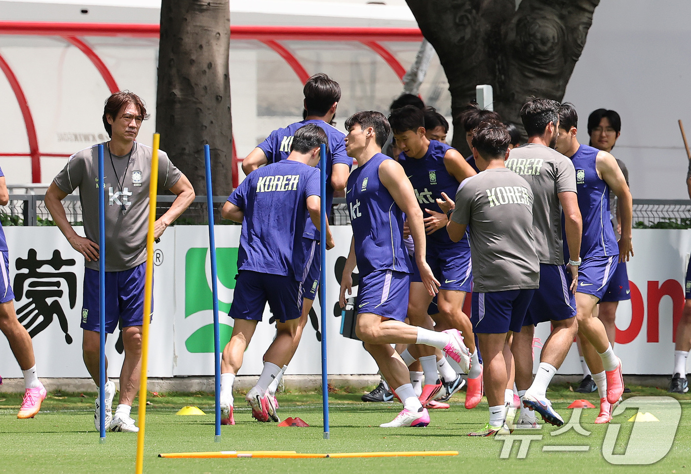 (과달라하라(멕시코)=뉴스1) 임세영 기자 = 홍명보 대한민국 축구 국가대표팀 감독이 15일(현지시간) 멕시코 과달라하라 인근 사포판에 위치한 베이스캠프 훈련장 치바스 바예 베르데 …
