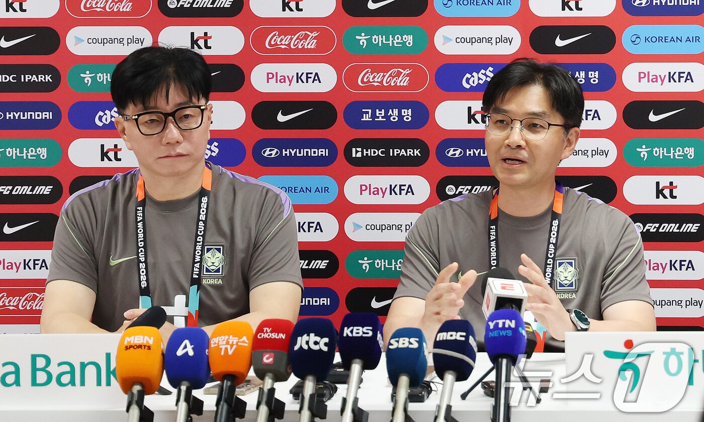 본문 이미지 - 대한민국 축구 국가대표팀의 한덕현 멘털 코치(중앙대 정신의학과 교수)가 15일(현지시간) 멕시코 과달라하라 인근 사포판 치바스 바예 베르데에서 취재진의 질문에 답하고 있다. 왼쪽은 송준섭 대표팀 수석주치의. 2026.6.16 ⓒ 뉴스1 박지혜 기자