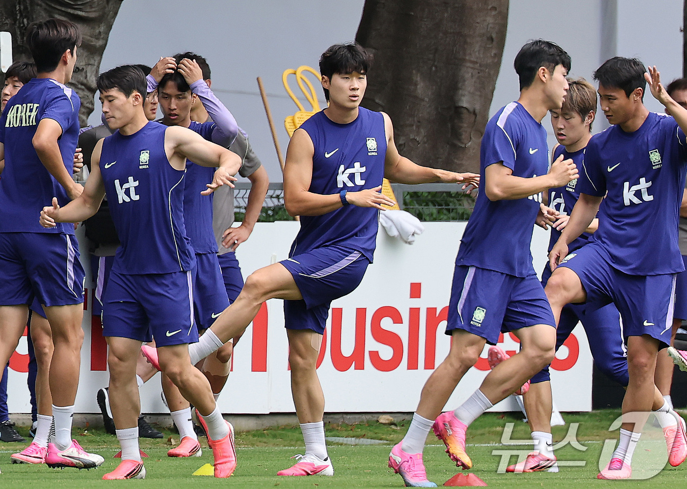 (과달라하라(멕시코)=뉴스1) 임세영 기자 = 2026 북중미 월드컵에 출전하는 대한민국 축구 국가대표팀 김태현(왼쪽 제번째)을 비롯한 선수들이 15일(현지시간) 멕시코 과달라하라 …