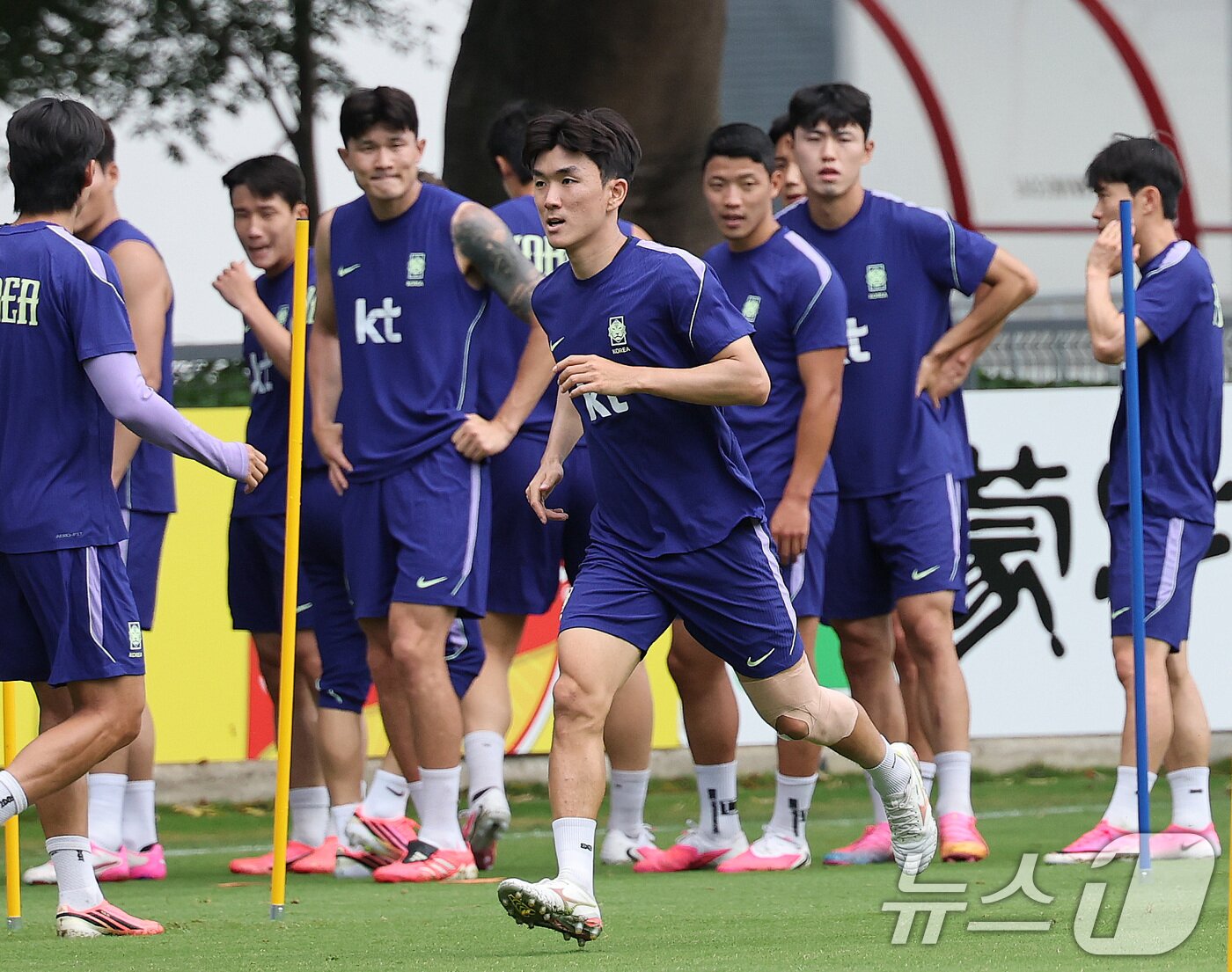 본문 이미지 - 2026 북중미 월드컵에 출전하는 대한민국 축구 국가대표팀 황인범이 15일(현지시간) 멕시코 과달라하라 인근 사포판에 위치한 베이스캠프 훈련장 치바스 바예 베르데에서 훈련을 하고 있다. 2026.6.16 ⓒ 뉴스1 임세영 기자