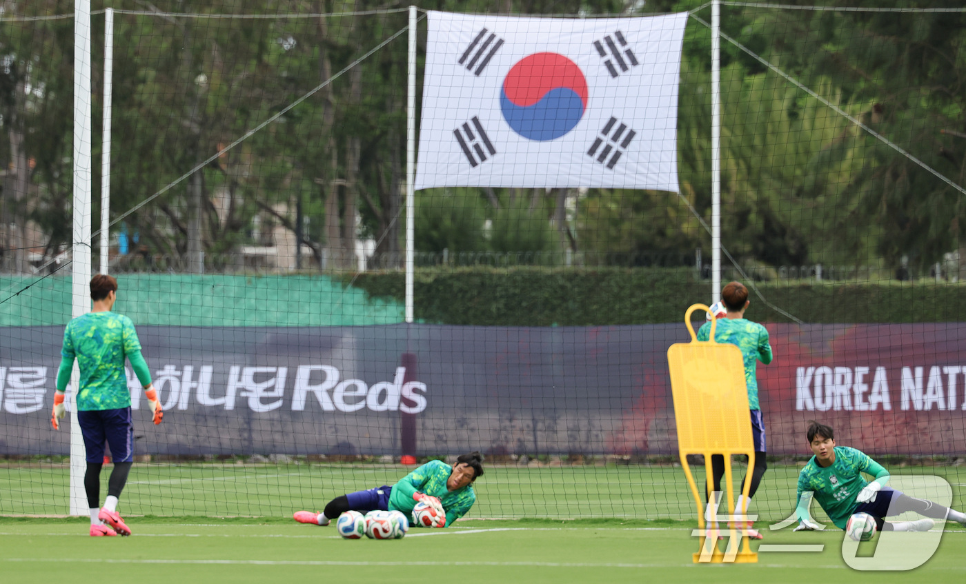 (과달라하라(멕시코)=뉴스1) 임세영 기자 = 2026 북중미 월드컵에 출전하는 대한민국 축구 국가대표팀 골키퍼, 송범근, 김승규, 조현우와 훈련파트너 윤기욱이 15일(현지시간) …