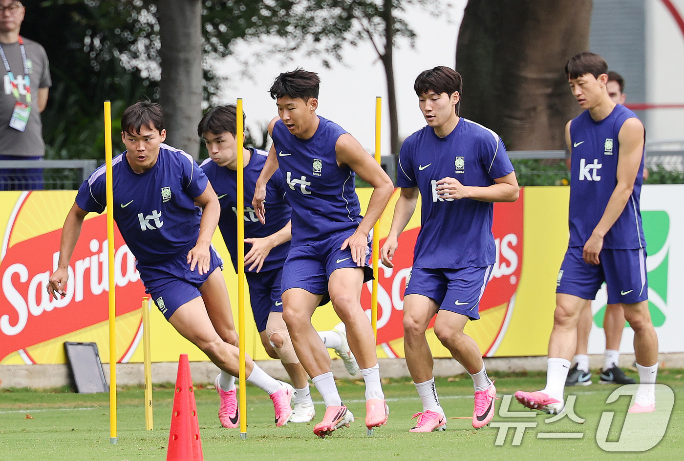 (과달라하라(멕시코)=뉴스1) 임세영 기자 = 2026 북중미 월드컵에 출전하는 대한민국 축구 국가대표팀 오현규(왼쪽부터), 황인범, 손흥민, 배준호, 이재성이 15일(현지시간) …