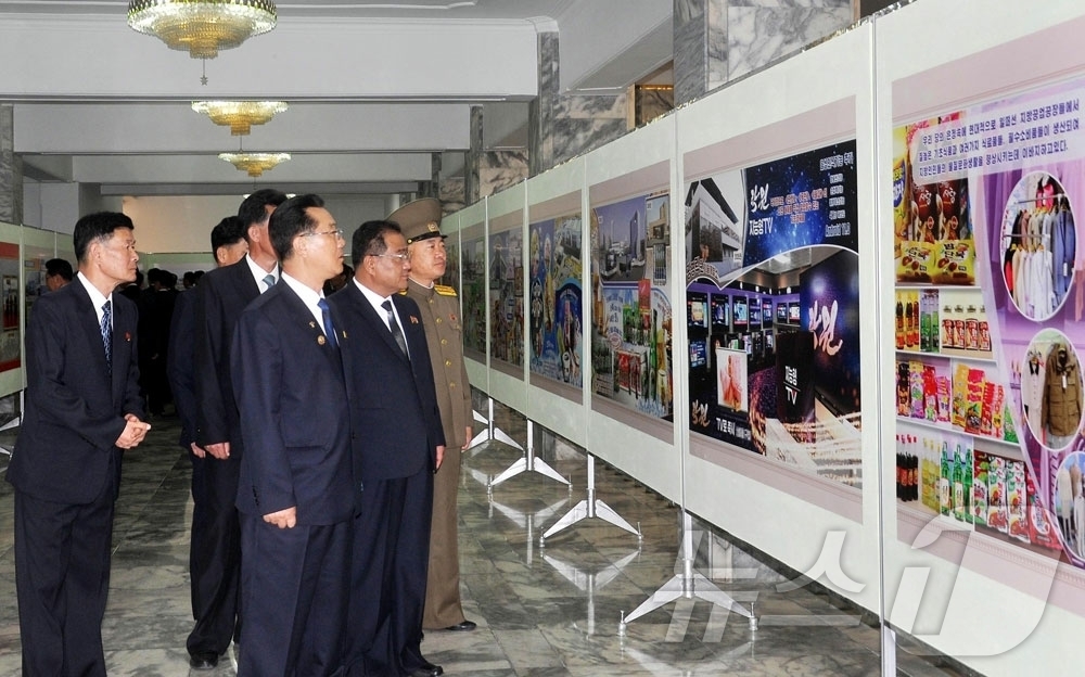 (평양 노동신문=뉴스1) = 북한 노동당 기관지 노동신문은 16일 "위대한 당의 현명한 영도 밑에 날로 비약하는 경공업 부문의 발전상을 보여주는 사진전람회 '경공업발전의 휘황한 전 …