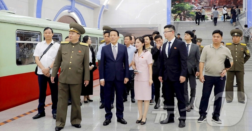 (평양 노동신문=뉴스1) = 북한 노동당 기관지 노동신문은 16일 "르엉 땀 꽝 공안상을 단장으로 하는 윁남(베트남)사회주의공화국 공안성대표단이 국제친선전람관을 참관하였다"라고 보 …