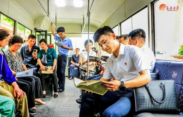 "책읽고 독후감도 공유"…北, 독서 앱 보급 확대하며 사상 통제도 강화
