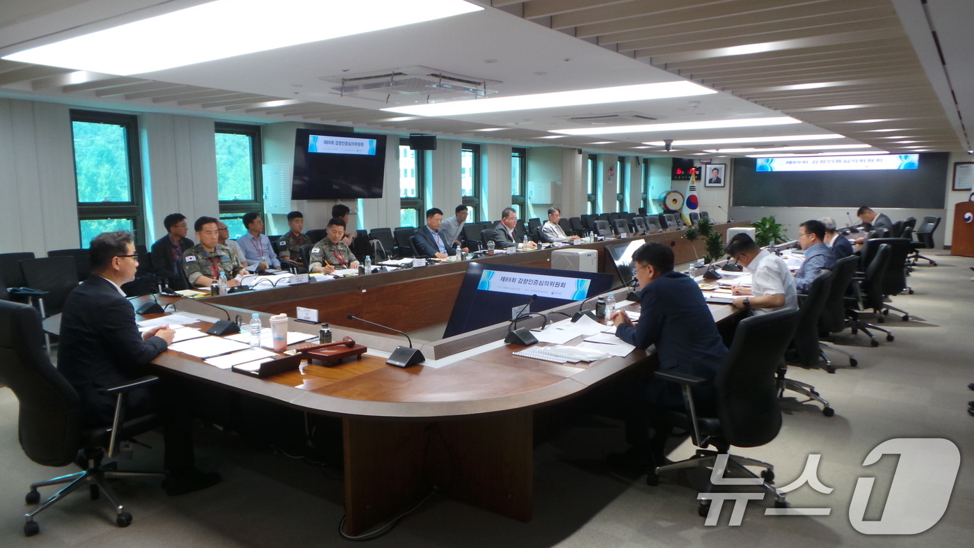 (서울=뉴스1) = 지난 15일 경기도 과천시 정부과천청사에서 열린 제89회 감항인증심의위원회에서 위원들이 한국형 전투기 KF-21 체계개발사업의 감항성 심사결과를 심의하고 있다. …