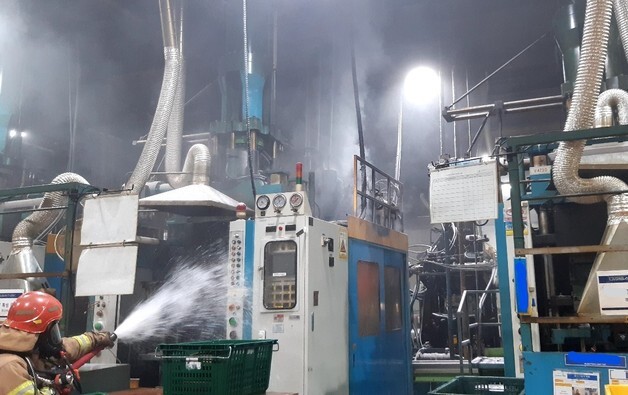 칠곡 섬유 공장 ·영천 자동차부품 공장서 불…인명피해 없어