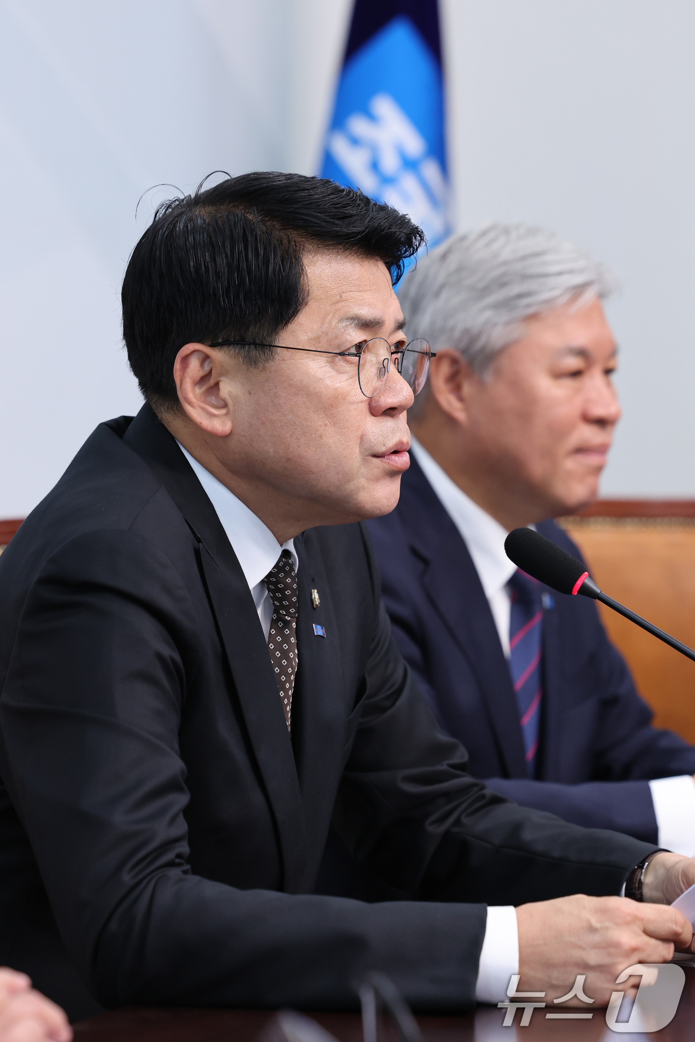 (서울=뉴스1) 신웅수 기자 = 김준형 조국혁신당 신임 원내대표가 16일 서울 여의도 국회에서 열린 의원총회에서 취임 모두발언을 하고 있다. 2026.6.16/뉴스1
