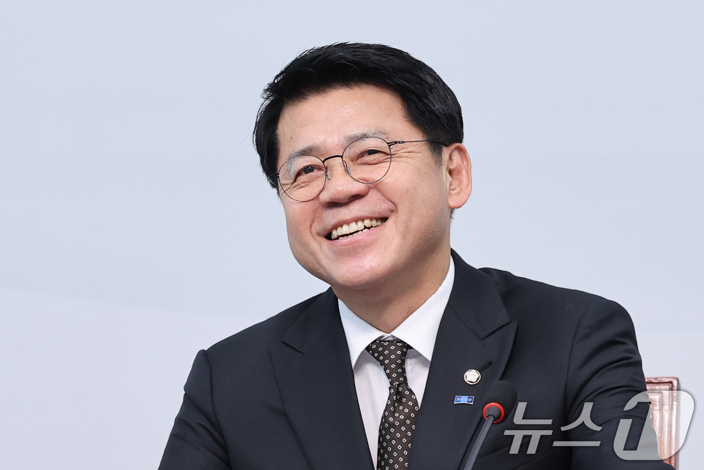 (서울=뉴스1) 신웅수 기자 = 김준형 조국혁신당 신임 원내대표가 16일 서울 여의도 국회에서 열린 의원총회에서 미소짓고 있다. 2026.6.16/뉴스1