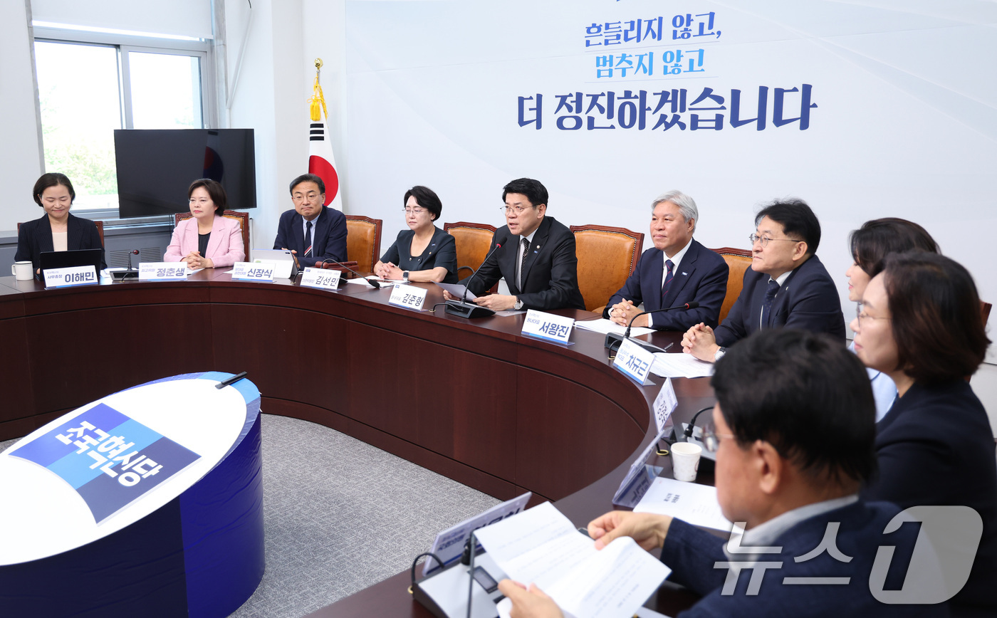 (서울=뉴스1) 신웅수 기자 = 김준형 조국혁신당 신임 원내대표가 16일 서울 여의도 국회에서 열린 의원총회에서 취임 모두발언을 하고 있다. 2026.6.16/뉴스1