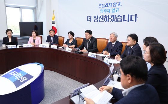 의원총회 주재하는 김준형 신임 원내대표