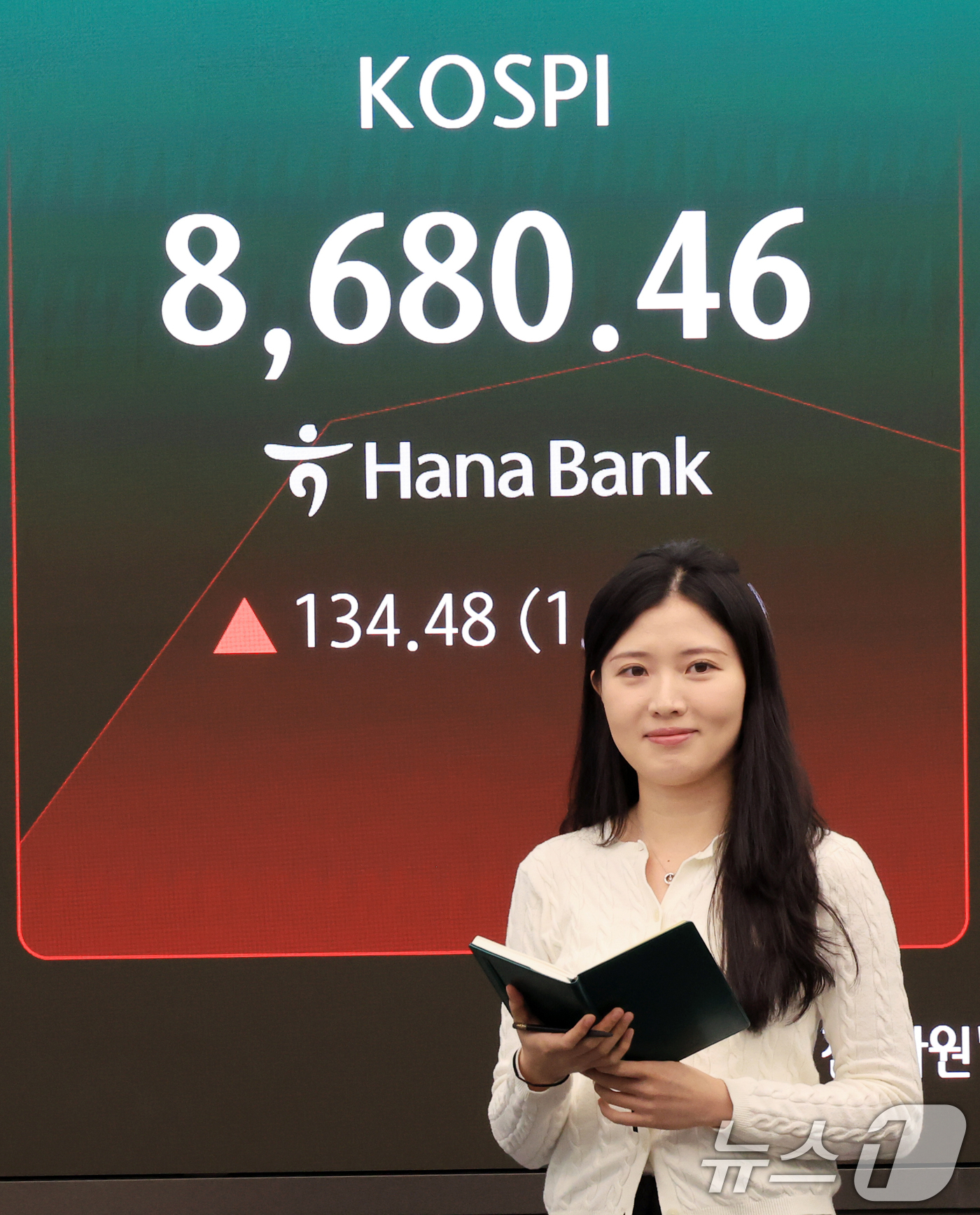 (서울=뉴스1) 이호윤 기자 = 16일 서울 중구 하나은행 본점 딜링룸 전광판에 개장 시황이 나오고 있다. 이날 코스피는 전일 대비 150.76포인트(p)(1.76%) 상승한 86 …