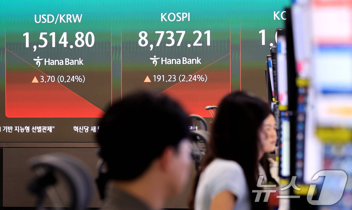 본문 이미지 - 16일 서울 중구 하나은행 본점 딜링룸 전광판에 개장 시황이 나오고 있다.  2026.6.16 ⓒ 뉴스1 이호윤 기자