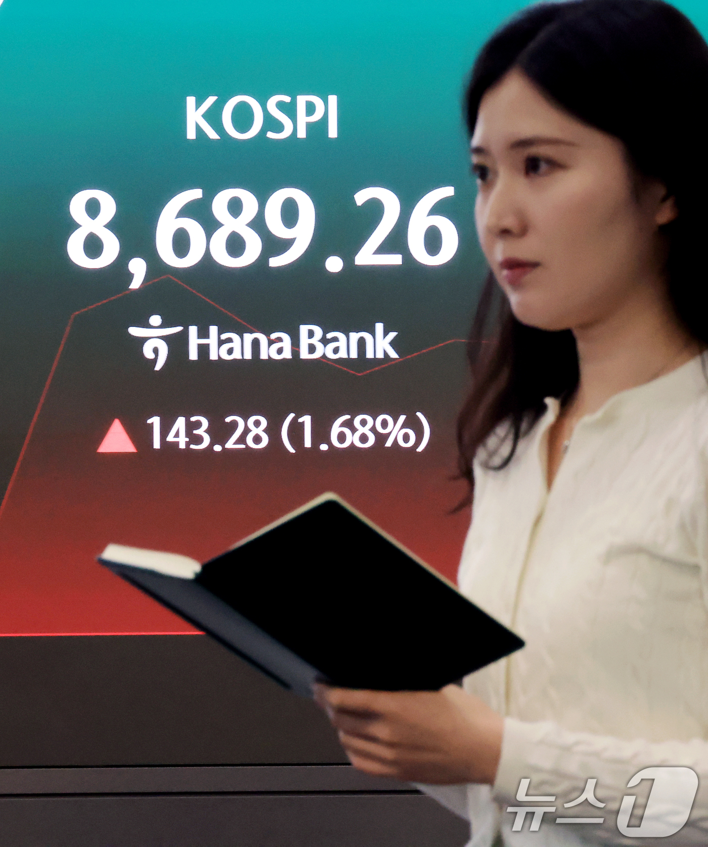 (서울=뉴스1) 이호윤 기자 = 16일 서울 중구 하나은행 본점 딜링룸 전광판에 개장 시황이 나오고 있다. 이날 코스피는 전일 대비 150.76포인트(p)(1.76%) 상승한 86 …