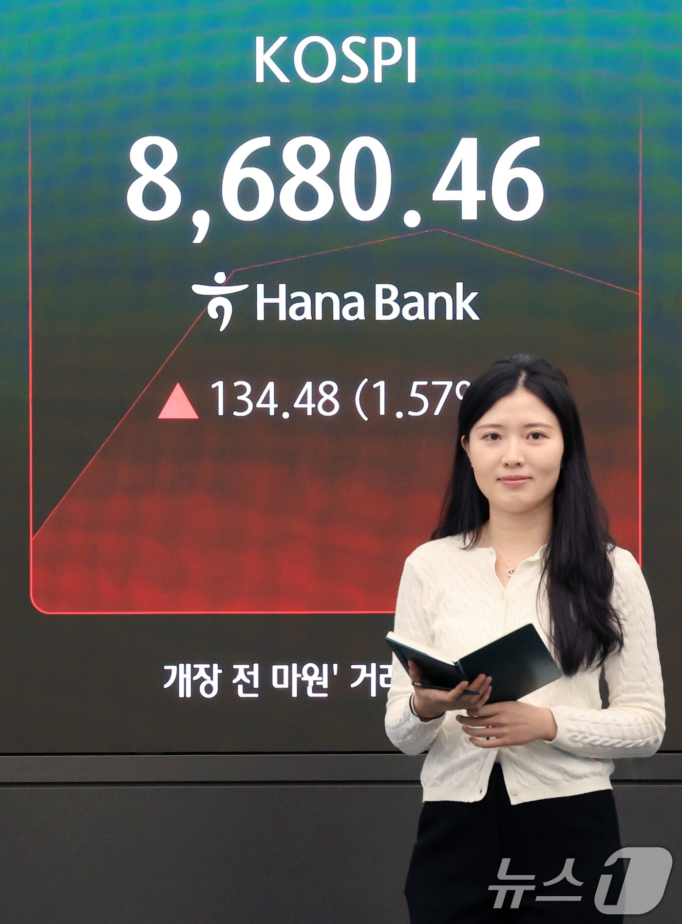 본문 이미지 - 16일 서울 중구 하나은행 본점 딜링룸 전광판에 개장 시황이 나오고 있다.  2026.6.16 ⓒ 뉴스1 이호윤 기자