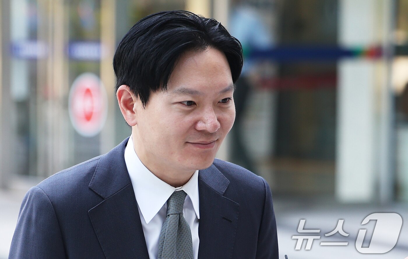 본문 이미지 - 박상용 인천지검 부부장검사가 16일 경기 수원시 영통구 수원지방법원에서 열리는 이화영 전 경기도 평화부지사의 국민참여재판에 증인으로 출석하고 있다. (공동취재) 2026.6.16 ⓒ 뉴스1 김영운 기자
