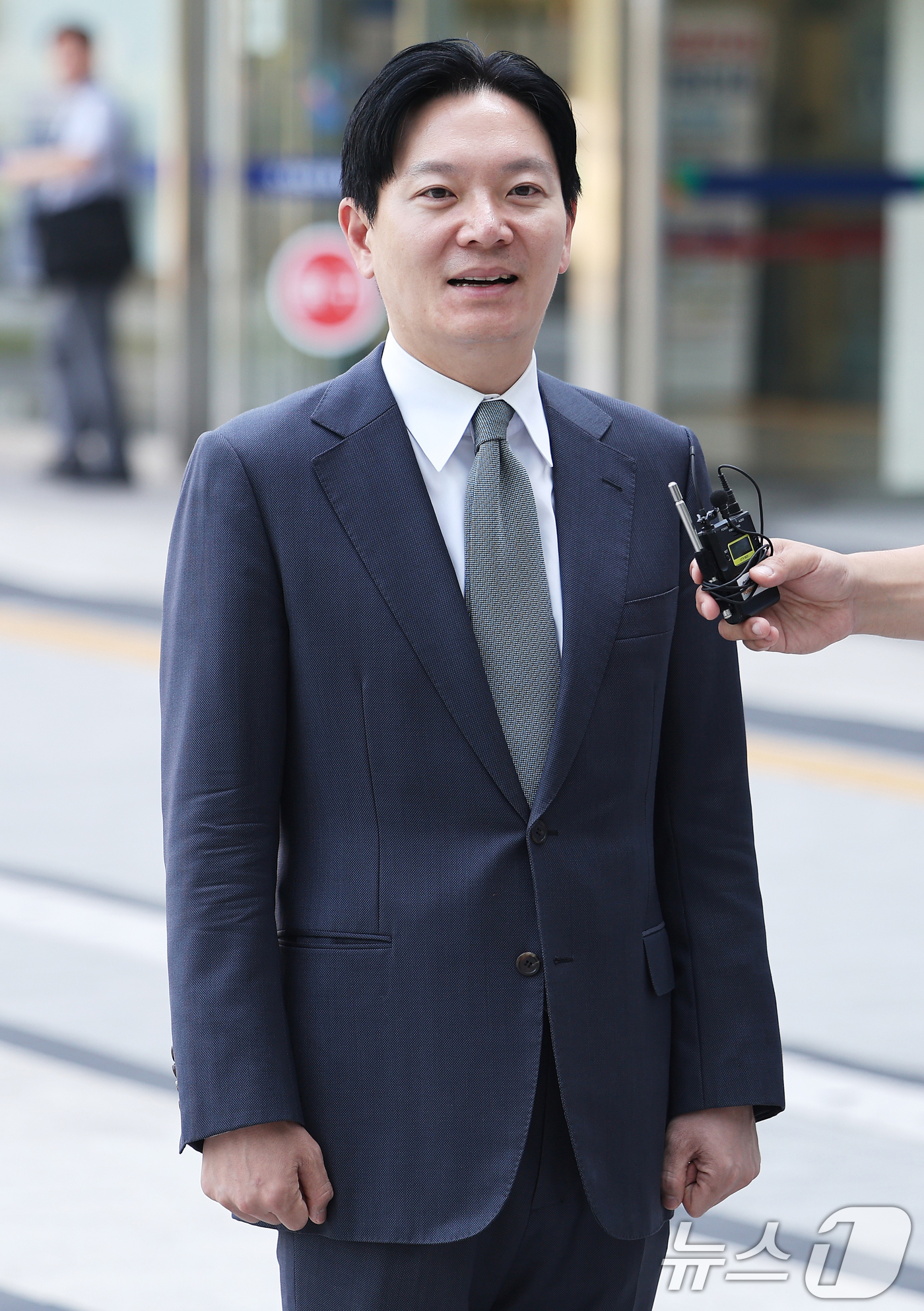 (수원=뉴스1) 김영운 기자 = 이화영 전 경기도 평화부지사의 국민참여재판 7일 차인 16일 경기 수원시 영통구 수원지방법원으로 박상용 검사가 증인으로 출석하고 있다. (공동취재) …