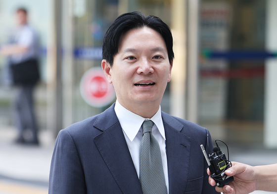 수원지법 들어서는 박상용 검사