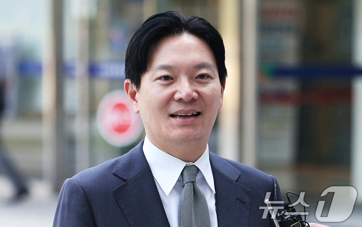 (수원=뉴스1) 김영운 기자 = 박상용 인천지검 부부장검사가 16일 경기 수원시 영통구 수원지방법원에서 열리는 이화영 전 경기도 평화부지사의 국민참여재판에 증인으로 출석하고 있다. …