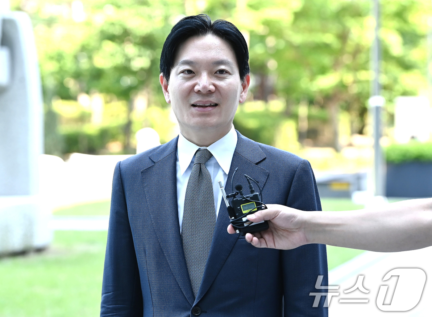(수원=뉴스1) 김영운 기자 = 박상용 인천지검 부부장검사가 16일 경기 수원시 영통구 수원지방법원에서 열리는 이화영 전 경기도 평화부지사의 국민참여재판에 증인으로 출석하고 있다. …