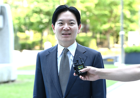 취재진 질문에 답하는 박상용 검사