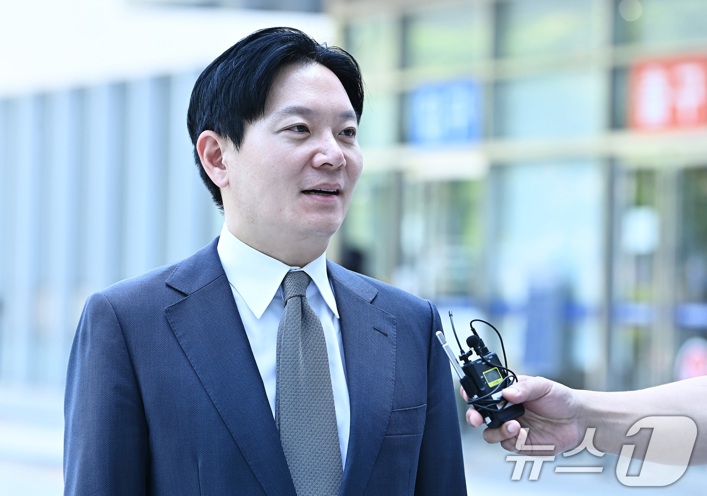 (수원=뉴스1) 김영운 기자 = 박상용 인천지검 부부장검사가 16일 경기 수원시 영통구 수원지방법원에서 열리는 이화영 전 경기도 평화부지사의 국민참여재판에 증인으로 출석하고 있다. …