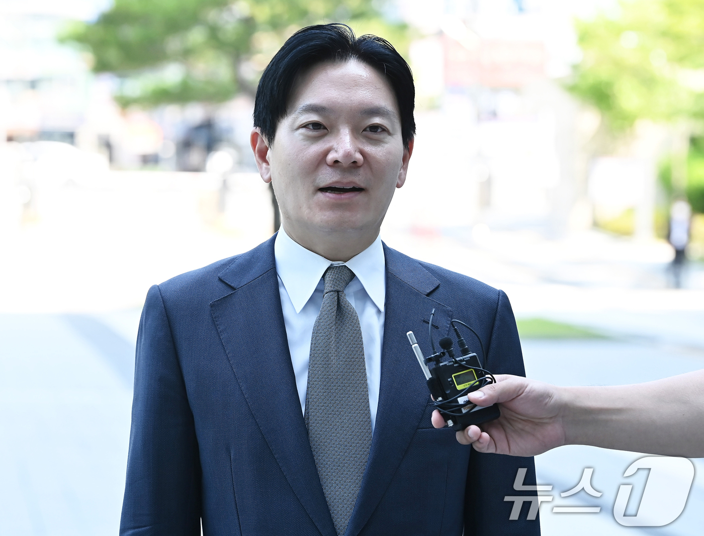 (수원=뉴스1) 김영운 기자 = 박상용 인천지검 부부장검사가 16일 경기 수원시 영통구 수원지방법원에서 열리는 이화영 전 경기도 평화부지사의 국민참여재판에 증인으로 출석하고 있다. …