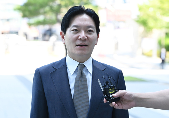 취재진 질문에 답하는 박상용 검사