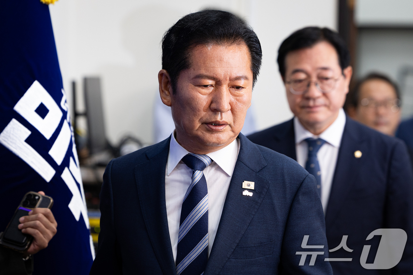 (서울=뉴스1) 유승관 기자 = 정청래 더불어민주당 대표와 민홍철 중앙위원회 의장을 비롯한 중앙위원들이 16일 서울 여의도 국회에서 열린 제6차 중앙위원회의에 참석하고 있다. 20 …