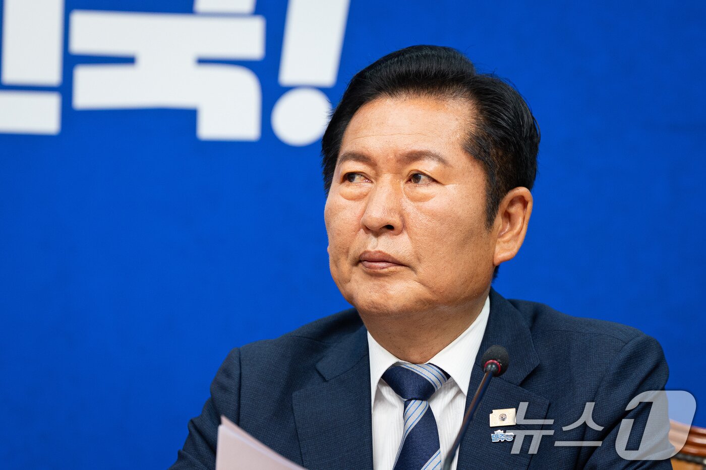 본문 이미지 - 정청래 더불어민주당 대표가 16일 서울 여의도 국회에서 열린 제6차 중앙위원회의에서 생각에 잠겨 있다. 2026.6.16 ⓒ 뉴스1 유승관 기자