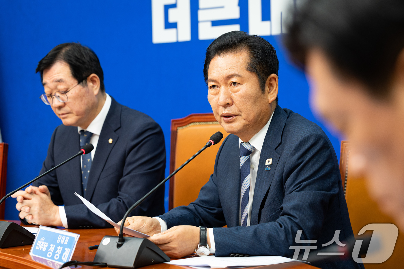 (서울=뉴스1) 유승관 기자 = 정청래 더불어민주당 대표가 16일 서울 여의도 국회에서 열린 제6차 중앙위원회의에서 인사말을 하고 있다. 2026.6.16/뉴스1