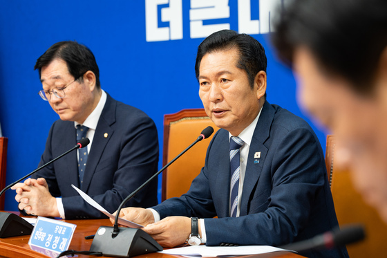중앙위 회의 인사말하는 정청래 대표
