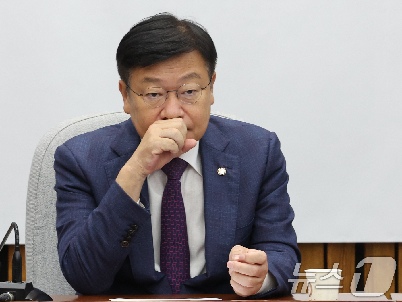 (서울=뉴스1) 황기선 기자 = 정점식 국민의힘 원내대표가 16일 오전 서울 여의도 국회에서 열린 원내대책회의에서 생각에 잠겨 있다.  2026.6.16/뉴스1