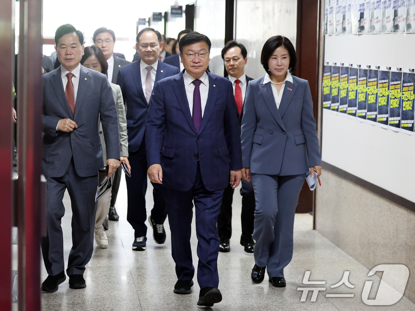 (서울=뉴스1) 황기선 기자 = 정점식 국민의힘 원내대표가 16일 오전 서울 여의도 국회에서 열린 원내대책회의에 원내대표단과 함께 입장하고 있다.  2026.6.16/뉴스1