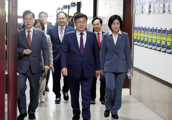 새 원내대표단과 함께 회의 참석하는 정점식