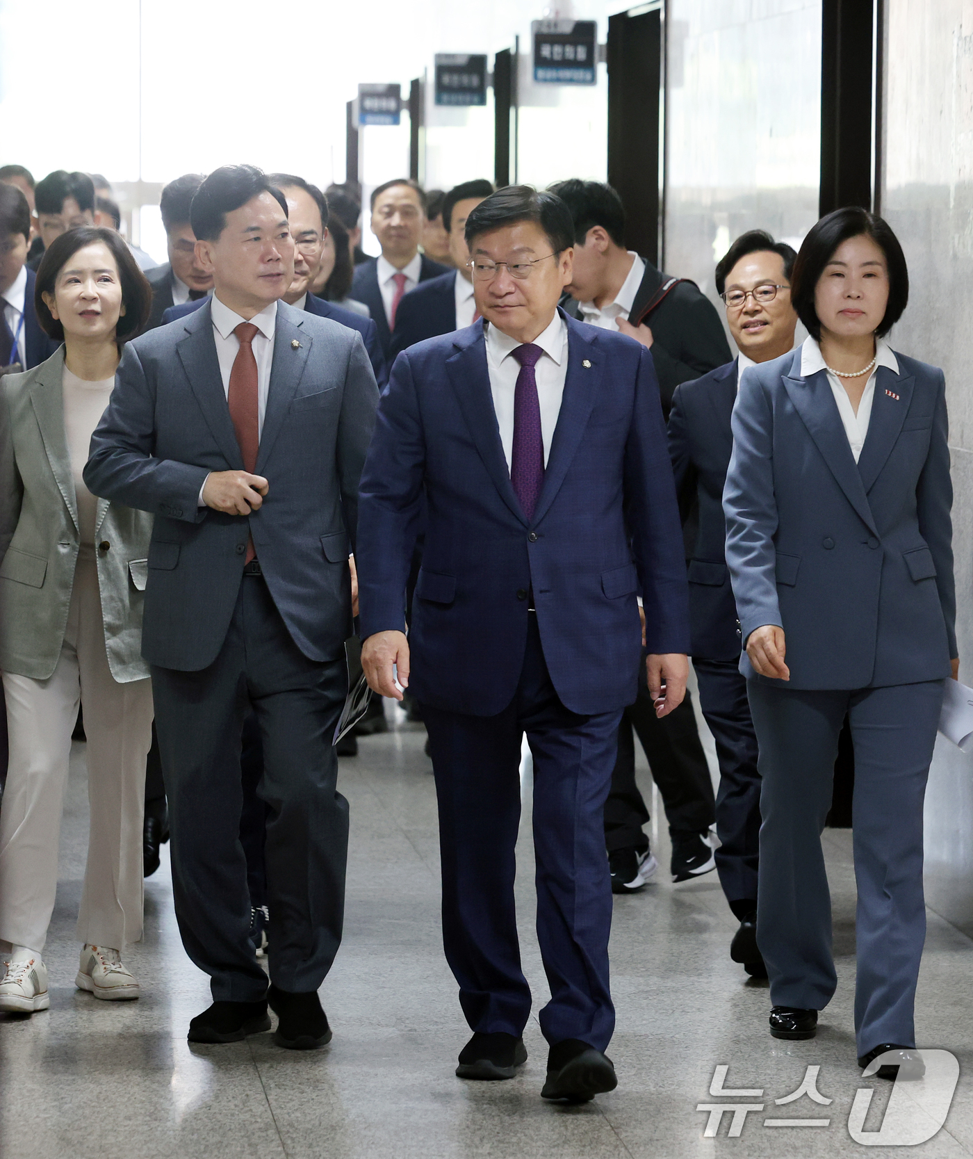 (서울=뉴스1) 황기선 기자 = 정점식 국민의힘 원내대표가 16일 오전 서울 여의도 국회에서 열린 원내대책회의에 원내대표단과 함께 입장하고 있다.  2026.6.16/뉴스1