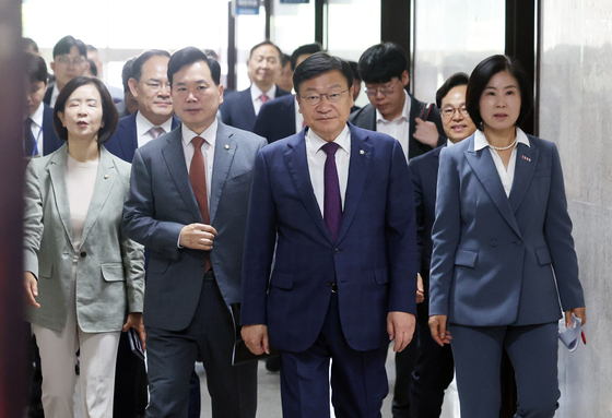 새 원내대표단과 함께 회의 참석하는 정점식