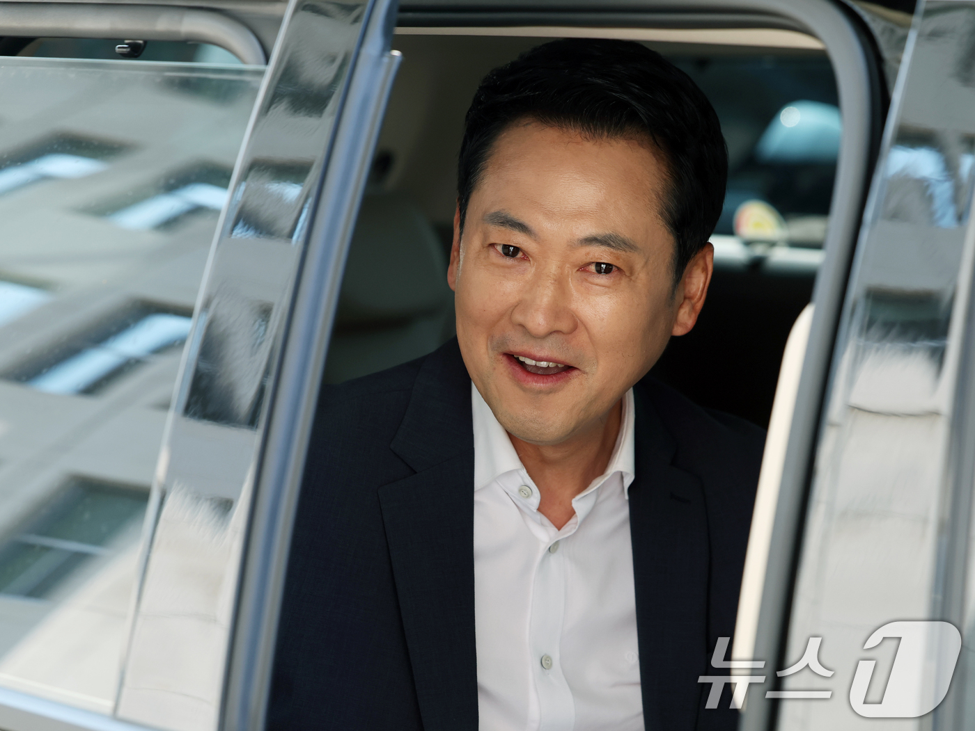 (서울=뉴스1) 황기선 기자 = 장동혁 국민의힘 대표가 16일 오전 서울 여의도 국회에서 외부일정을 위해 차량에 오르고 있다.  2026.6.16/뉴스1