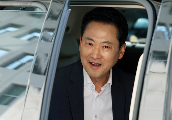 외부 일정 위해 차량 오르는 장동혁 대표