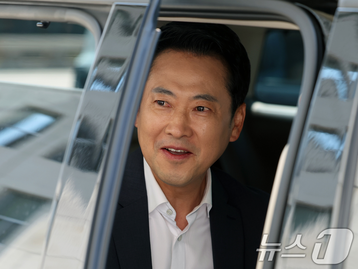 (서울=뉴스1) 황기선 기자 = 장동혁 국민의힘 대표가 16일 오전 서울 여의도 국회에서 외부일정을 위해 차량에 오르고 있다.  2026.6.16/뉴스1