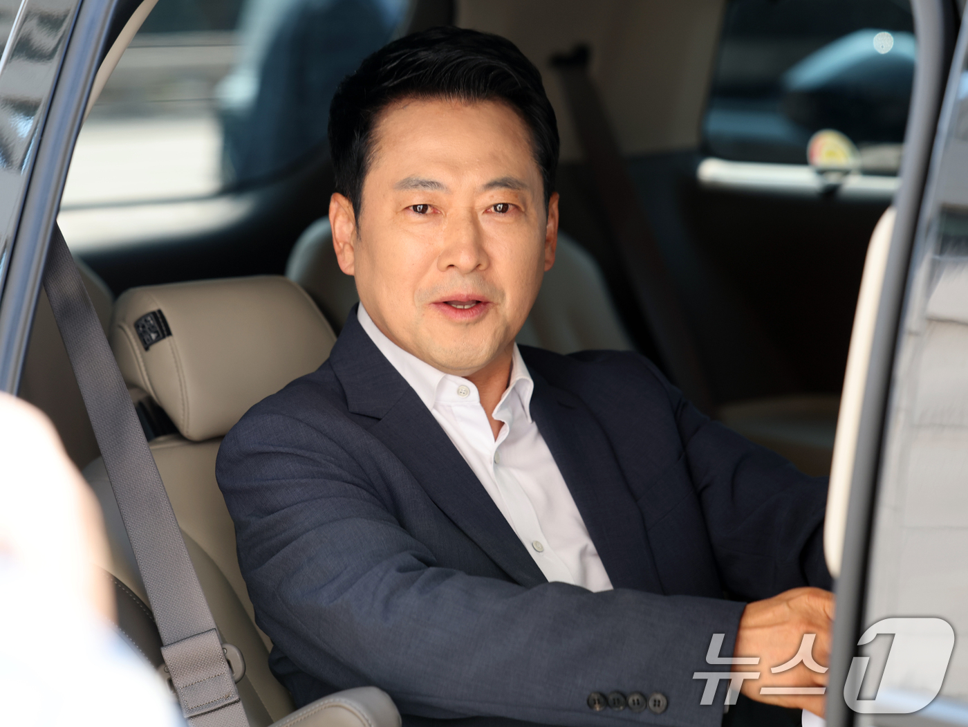 (서울=뉴스1) 황기선 기자 = 장동혁 국민의힘 대표가 16일 오전 서울 여의도 국회에서 외부일정을 위해 차량에 오르고 있다.  2026.6.16/뉴스1
