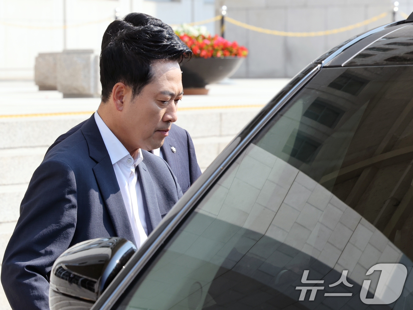 (서울=뉴스1) 황기선 기자 = 장동혁 국민의힘 대표가 16일 오전 서울 여의도 국회에서 외부일정을 위해 차량에 오르고 있다.  2026.6.16/뉴스1