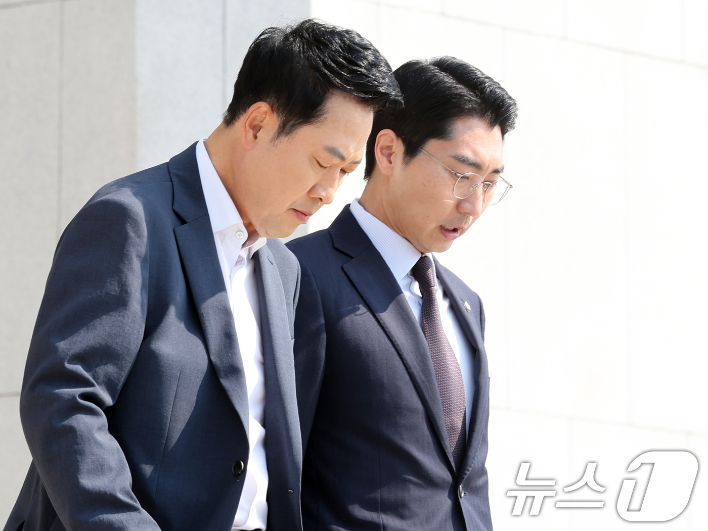 (서울=뉴스1) 황기선 기자 = 장동혁 국민의힘 대표가 16일 오전 서울 여의도 국회에서 외부일정을 위해 박준태 당대표 비서실장과 함께 이동하고 있다.  2026.6.16/뉴스1